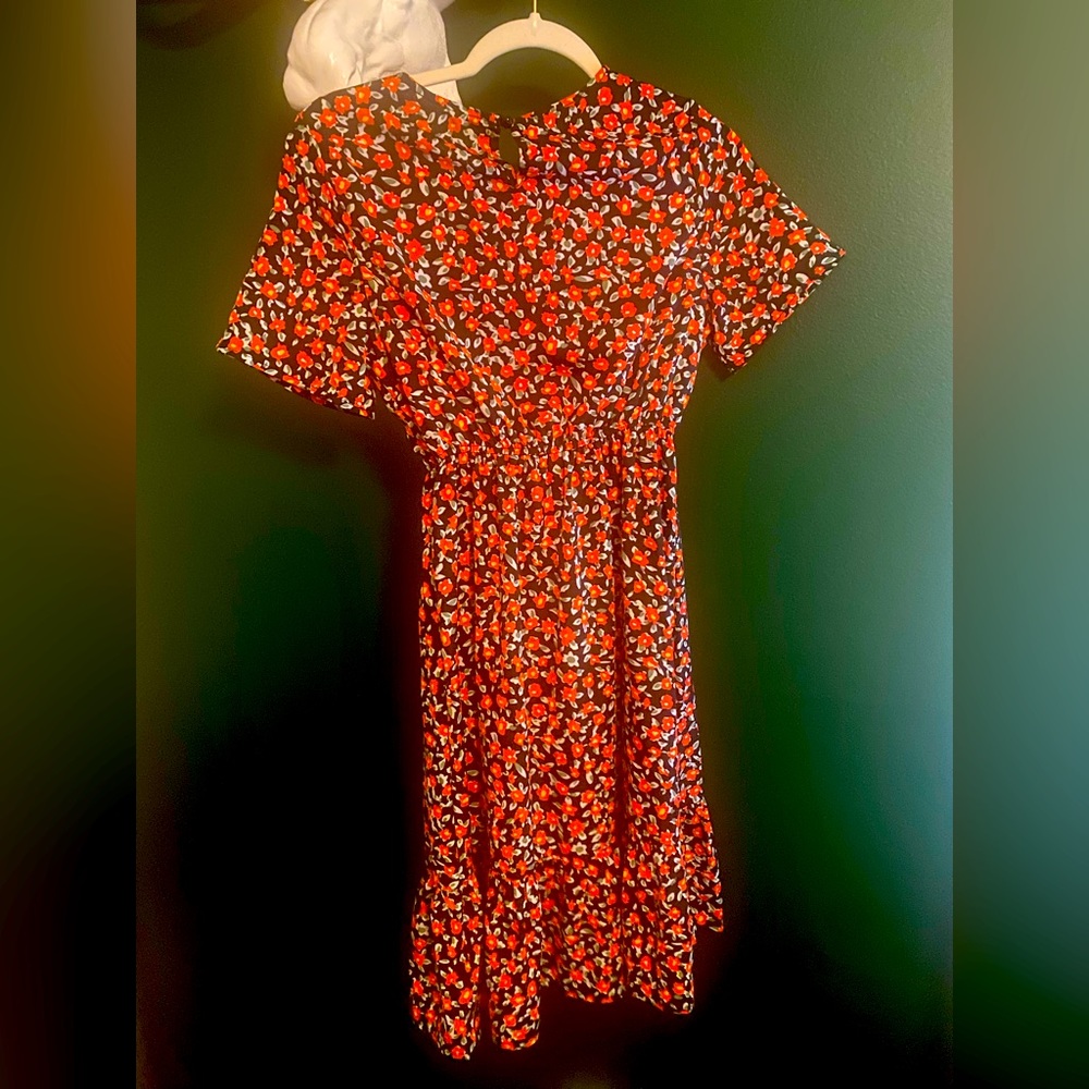 Red & black floral dress Worn 3x. Excellent condition Smoke free pet free home.